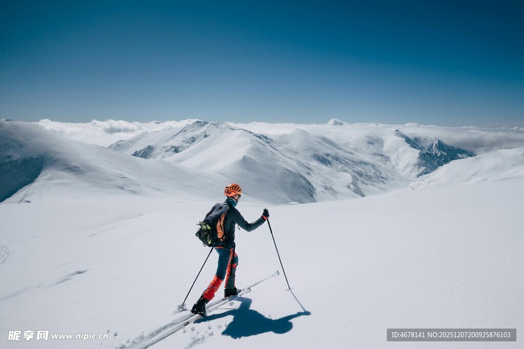 雪山中独行的滑雪者