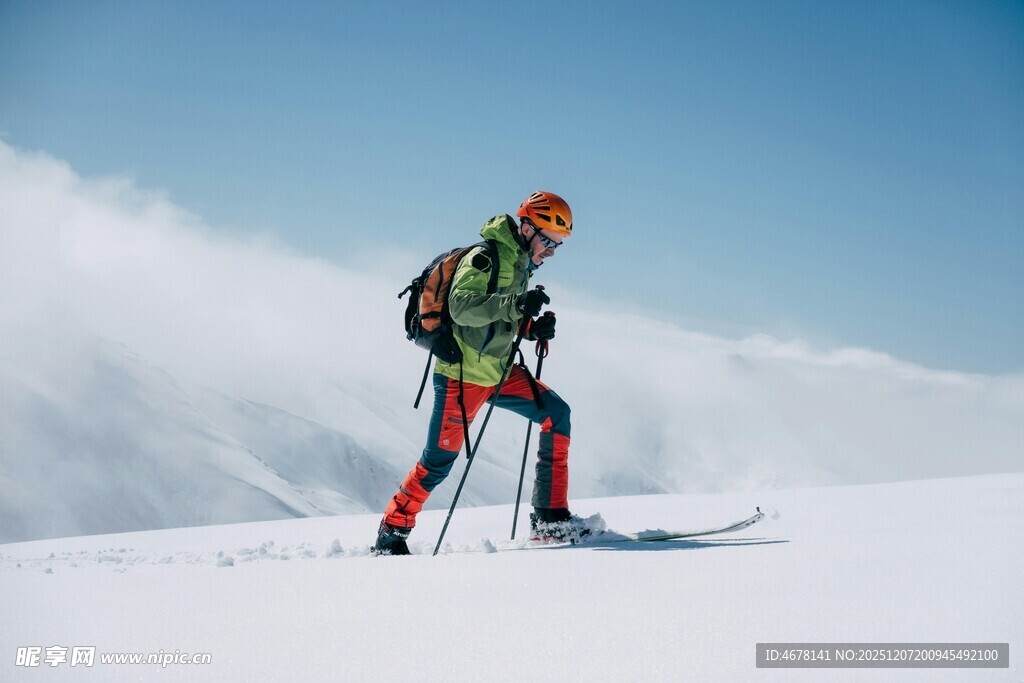 高山上的单人滑雪者