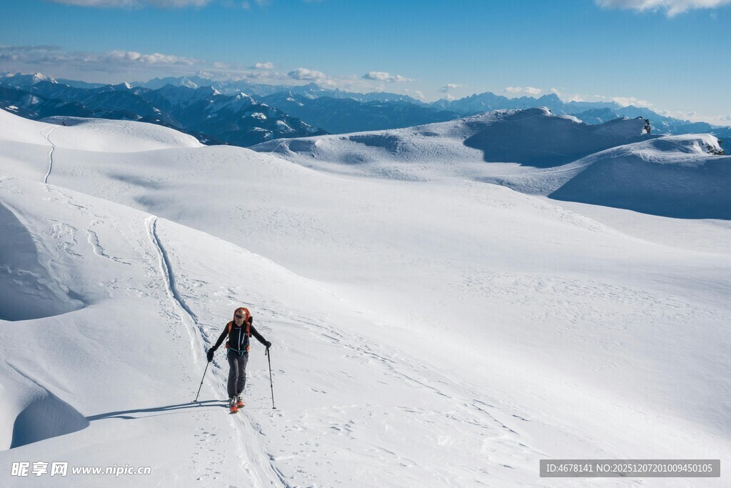 单人徒步于雪山之巅