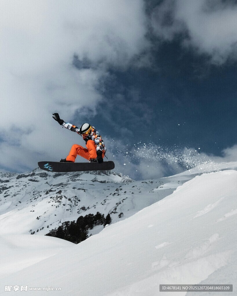 滑雪者空中炫酷特技瞬间