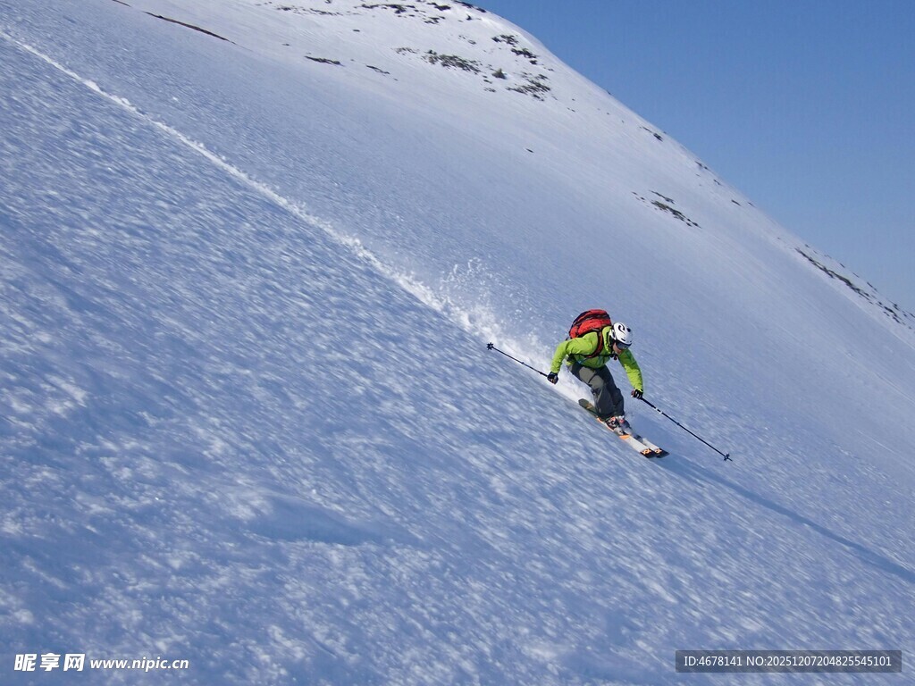 单人雪坡滑雪英姿