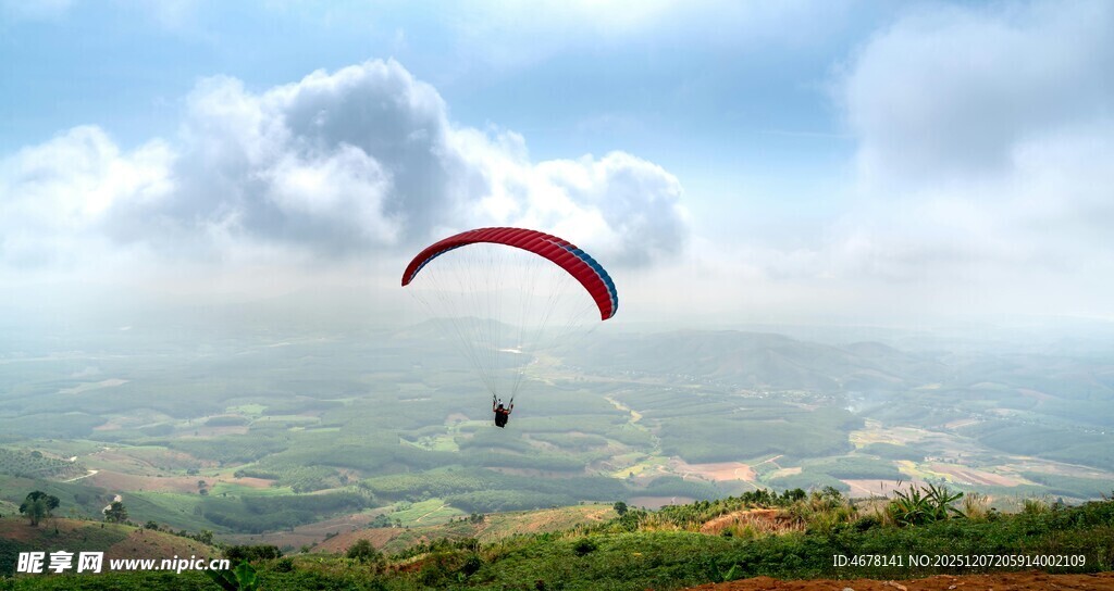 空中滑翔者畅享自由风景