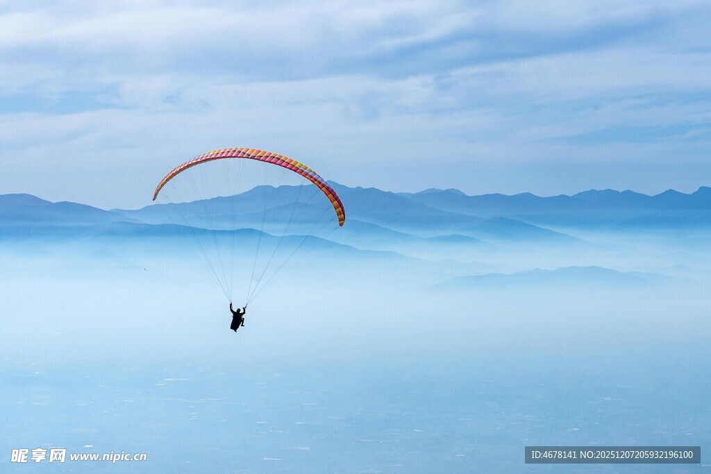 空中滑翔者云海之上翱翔