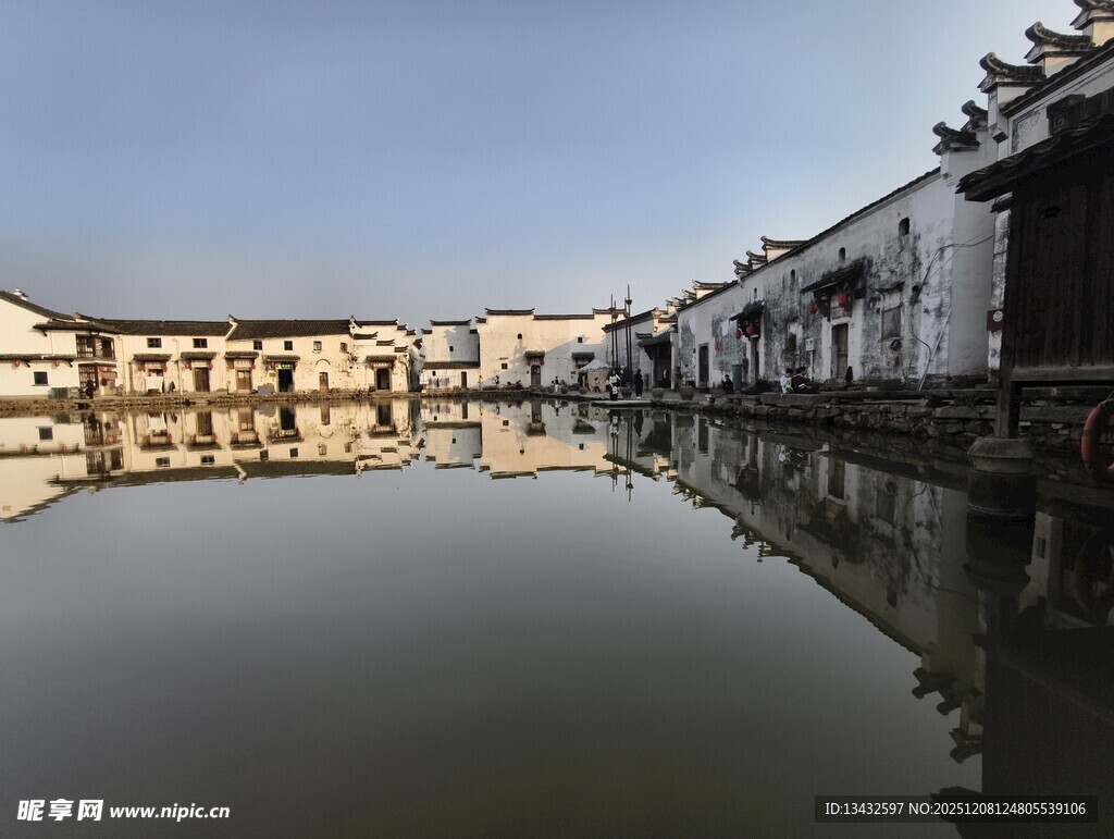 水乡古镇宁静水面倒影