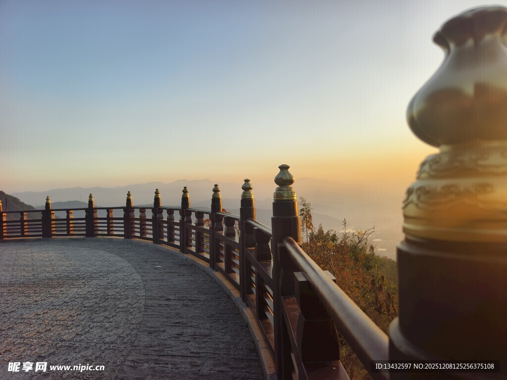 夕阳下的木质栈道景观