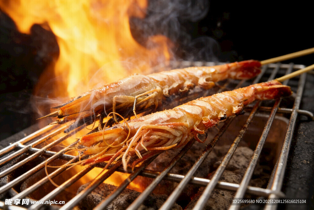 炭火上烤制的美味大虾