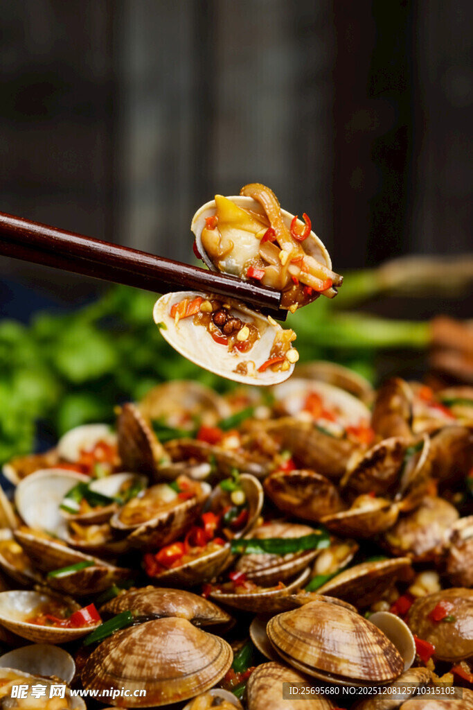 筷子夹起美味蛤蜊