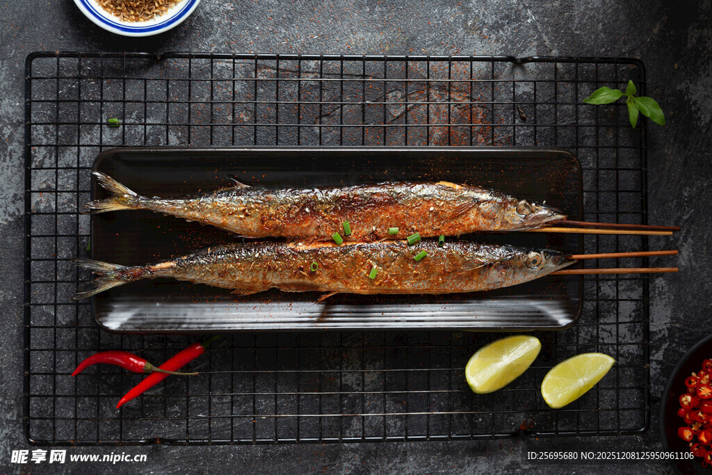 烤架上的美味烤鱼