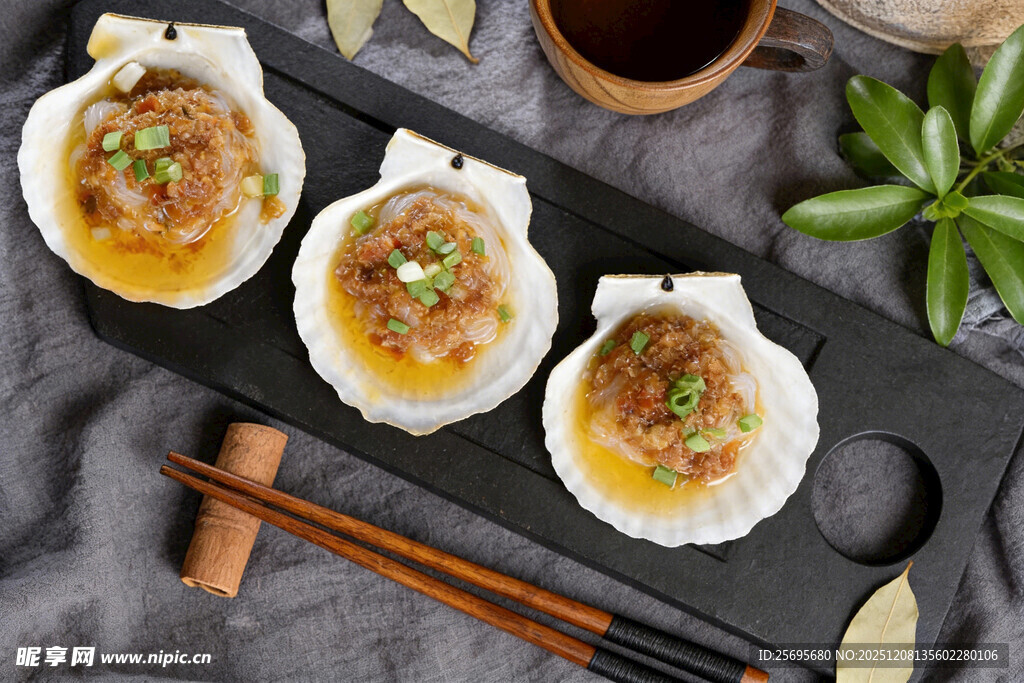 美味蒜蓉粉丝蒸扇贝