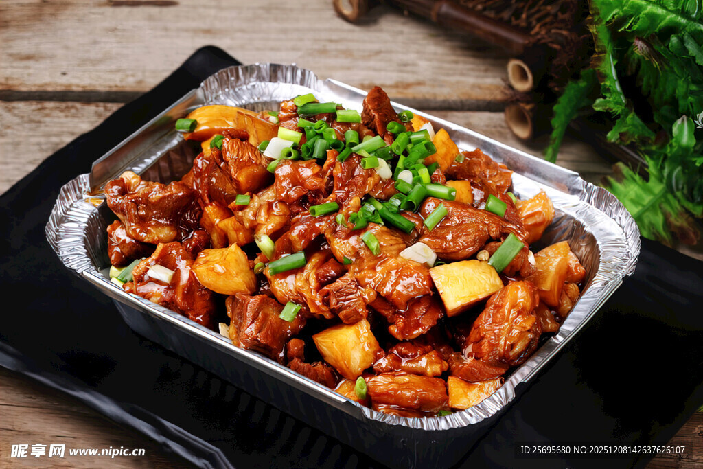 锡纸装的美味香辣炒鸡块