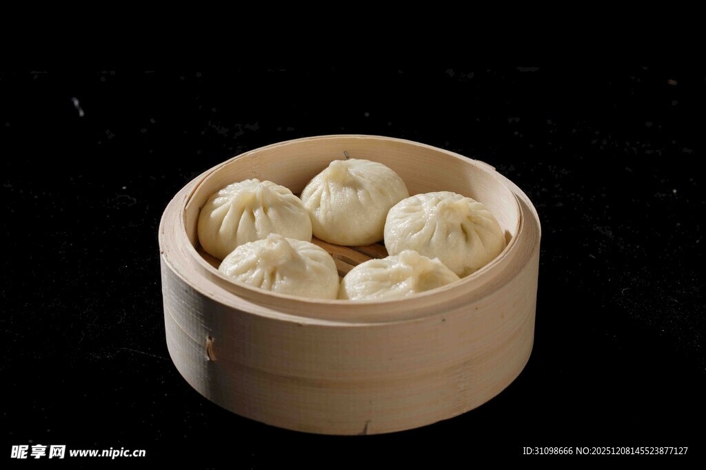 竹制蒸笼里的美味小笼包