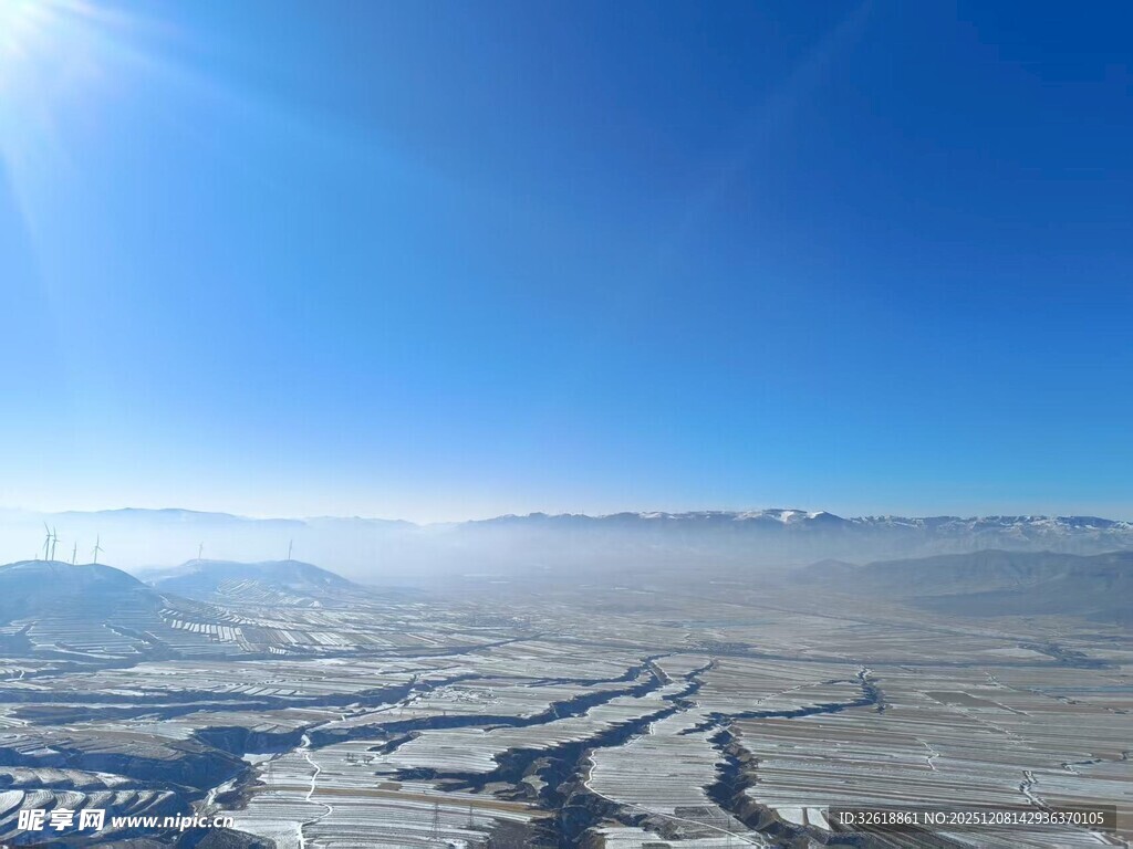 冬日旷野雪景俯瞰视角
