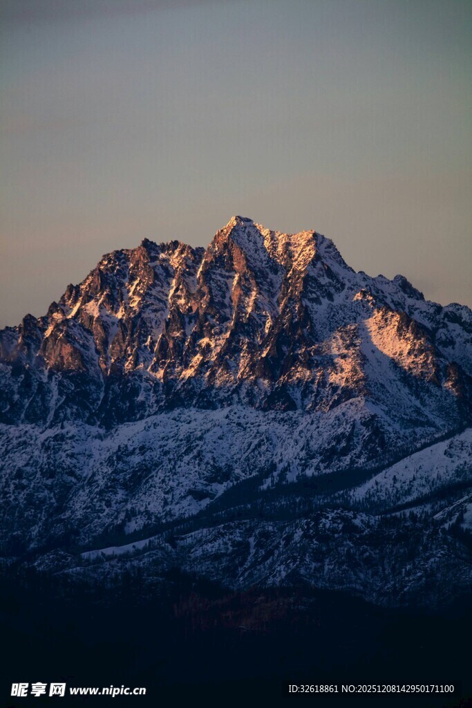 雪山晨曦美景