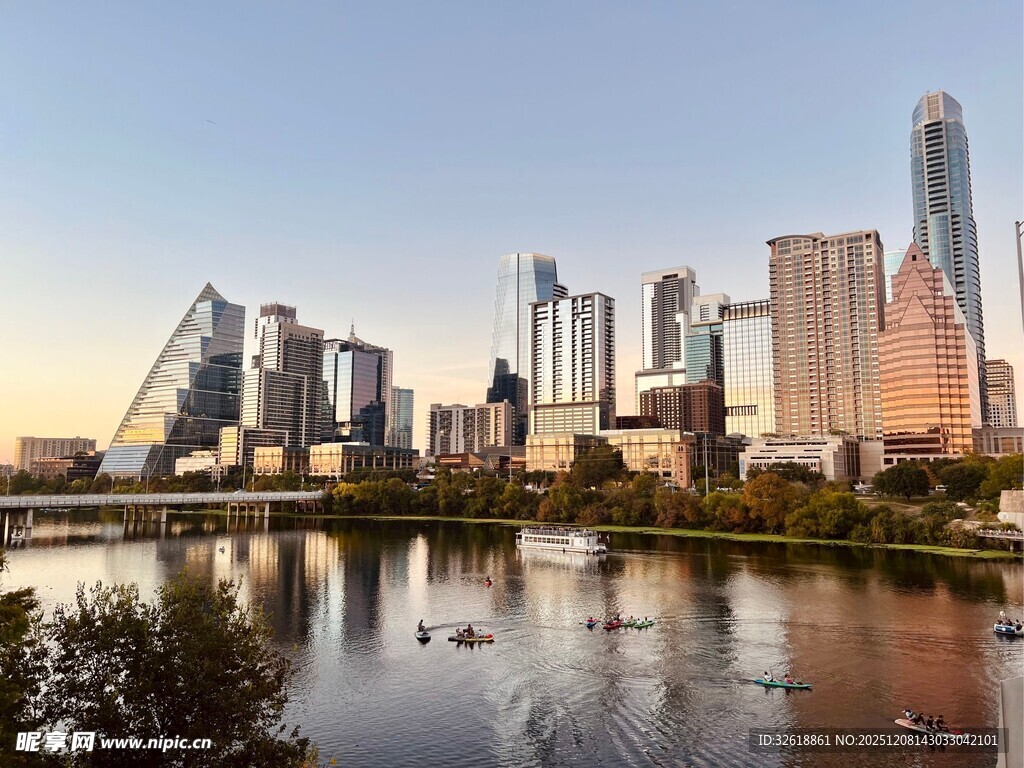 城市河畔的现代建筑景观