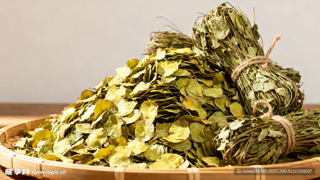 干荷叶堆放在竹制托盘上