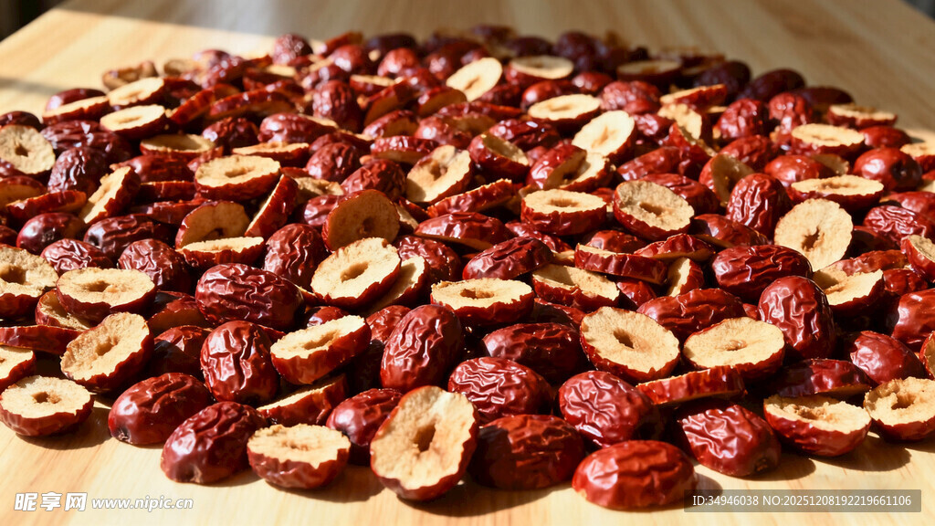 切片红枣摆放在案板上