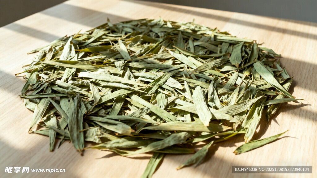 新鲜嫩绿的茶叶