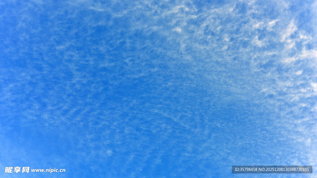 蔚蓝天空中的稀疏云朵