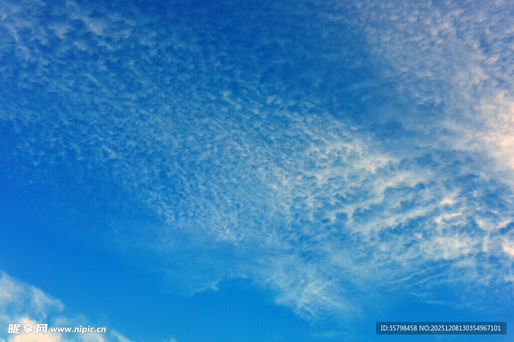 蔚蓝天空中的梦幻云朵