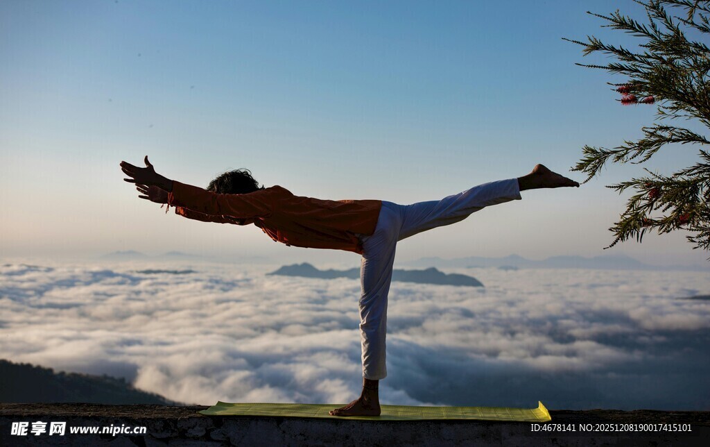 云海中练瑜伽的优雅身姿