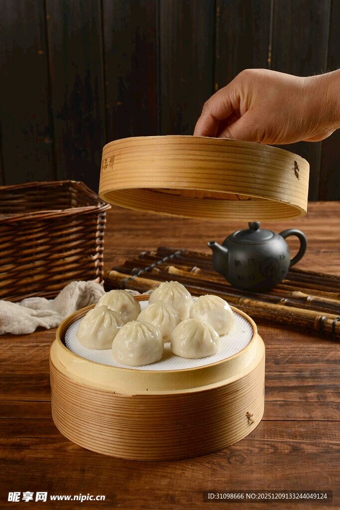 竹蒸笼里的美味包子