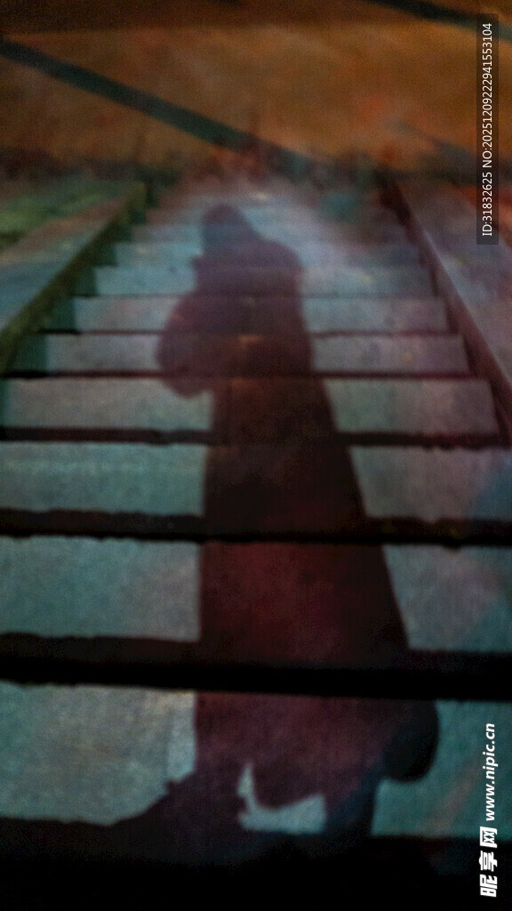 楼梯上的神秘人影