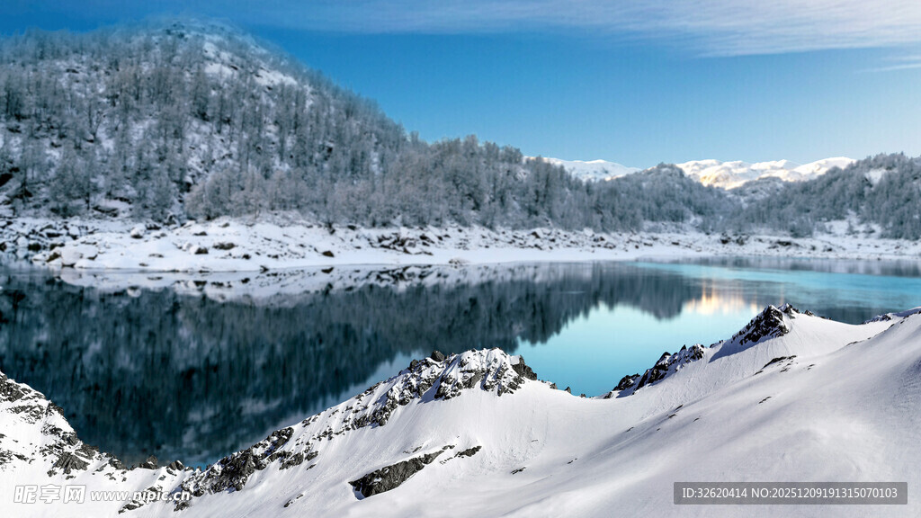 冬日雪覆湖畔美景