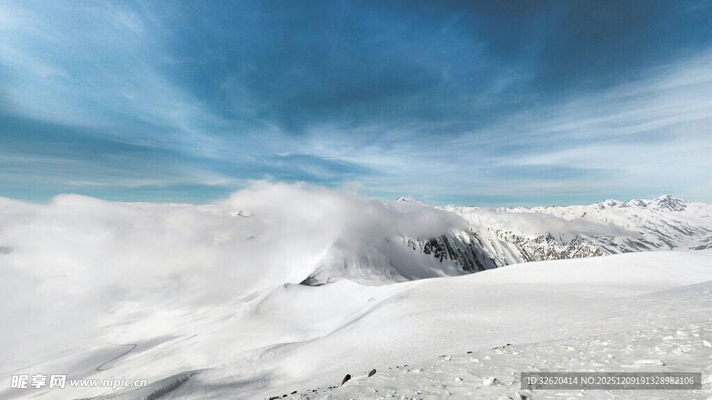 雪覆山峦