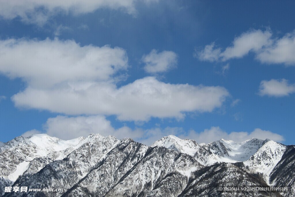 壮丽雪山蓝天美景