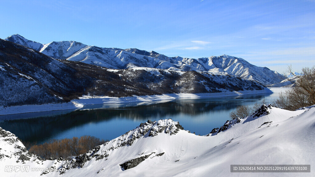 冬日雪山下的宁静湖泊