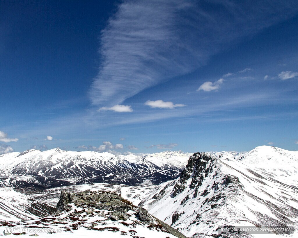 雪山蓝天壮丽自然景观