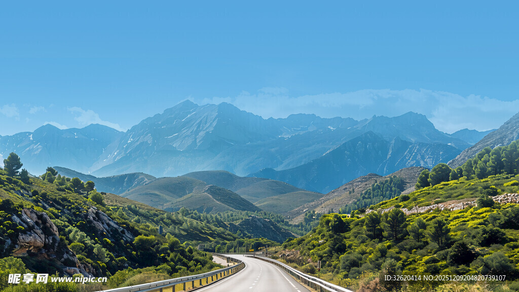 蜿蜒山路旁的秀丽山峦