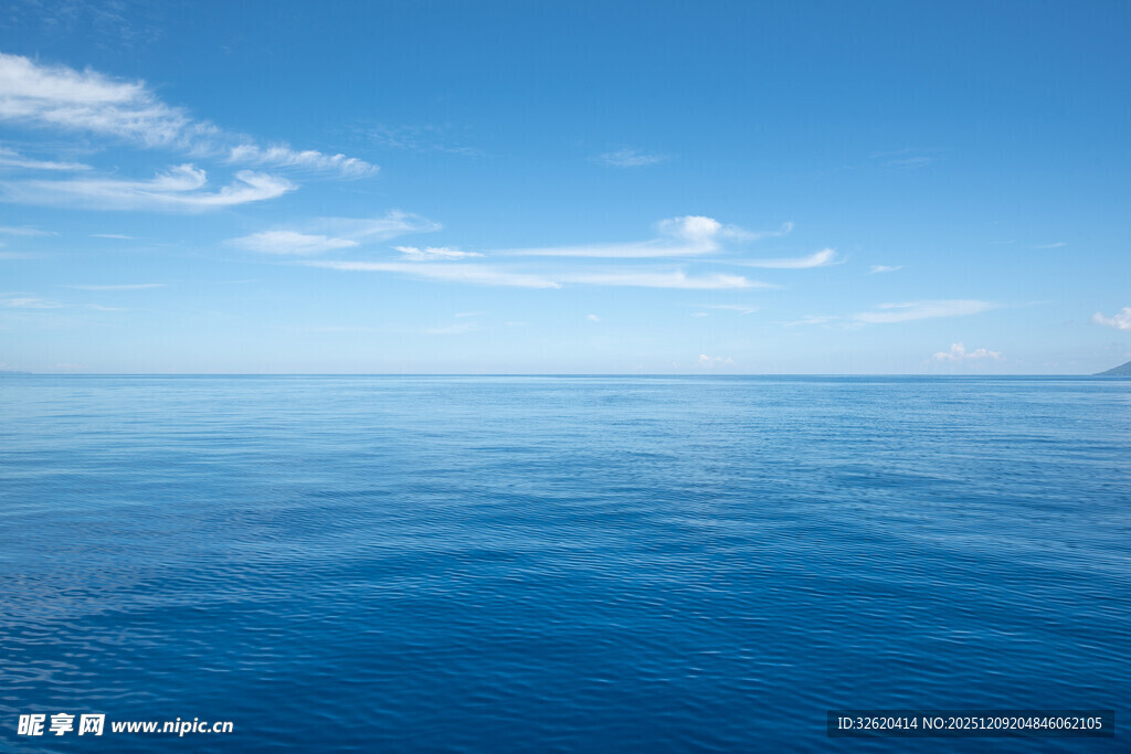 广阔蔚蓝海洋与天际美景