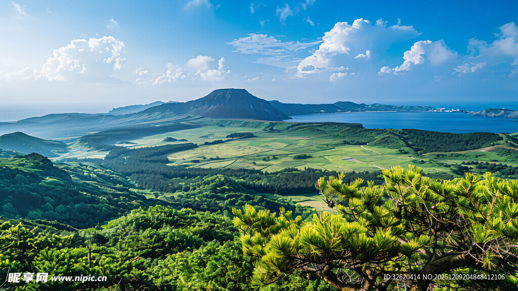 青山碧海间的壮美风光