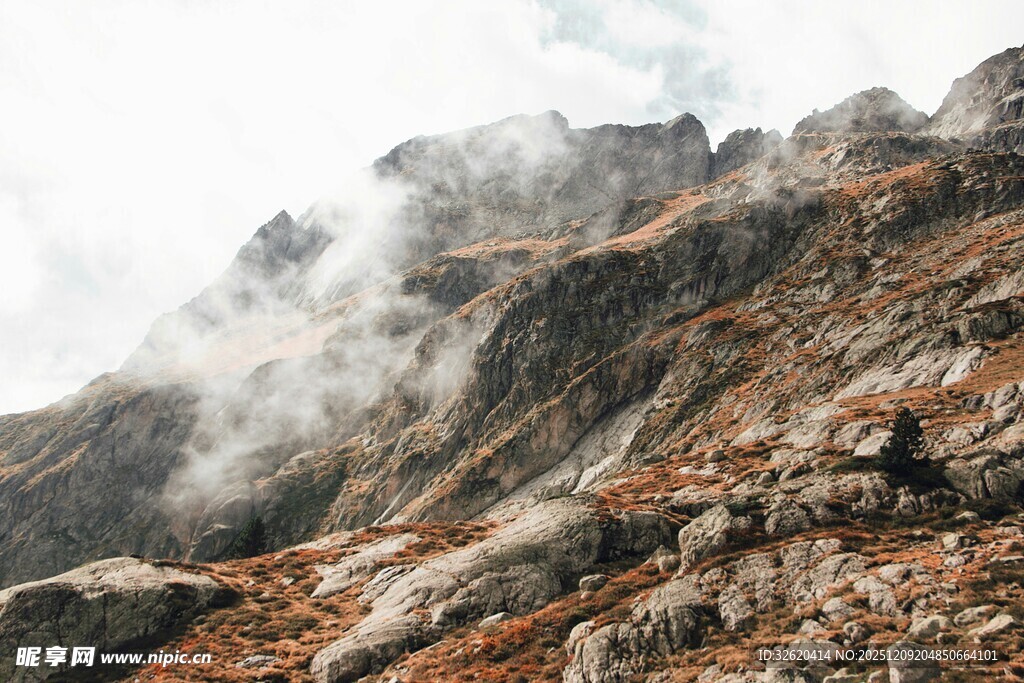 云雾缭绕的壮丽山峰