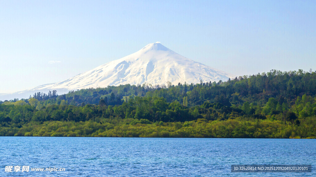 湖畔雪山美景