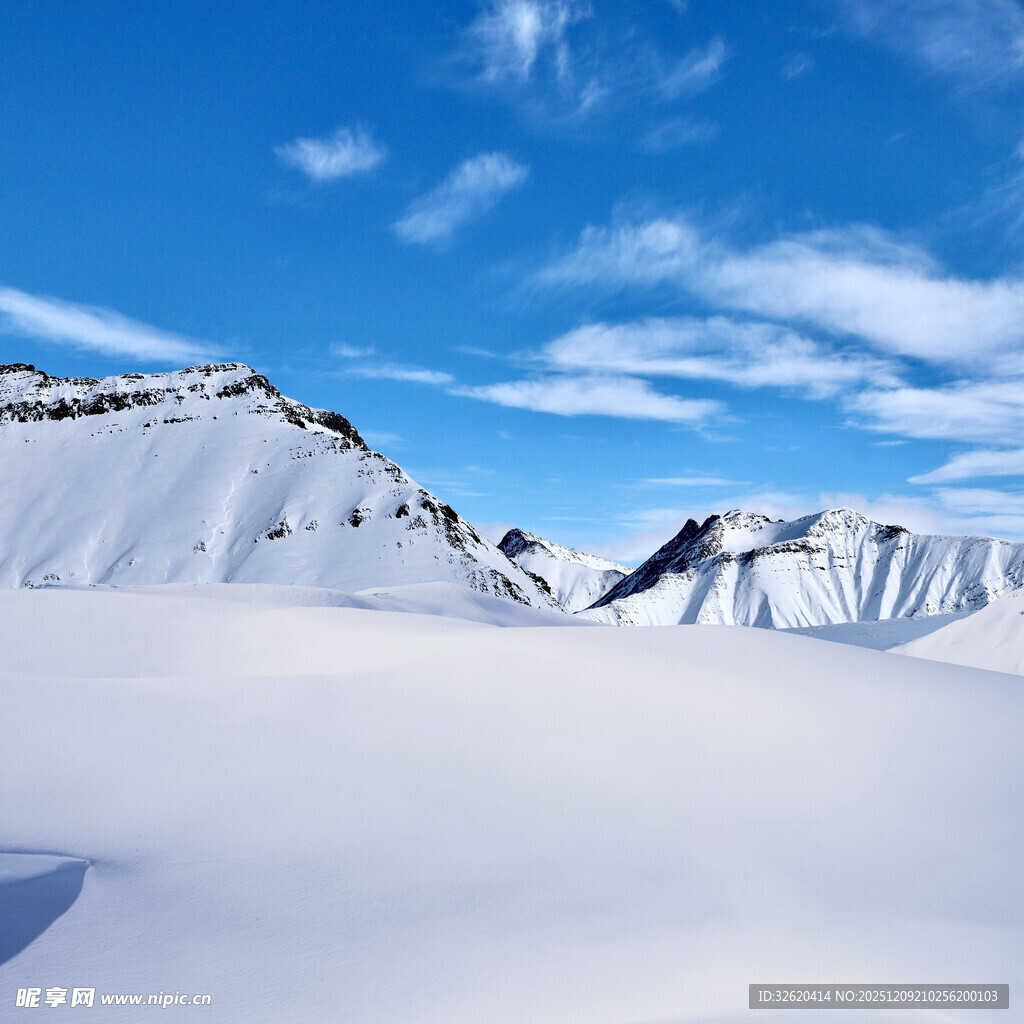 雪山蓝天壮丽风光