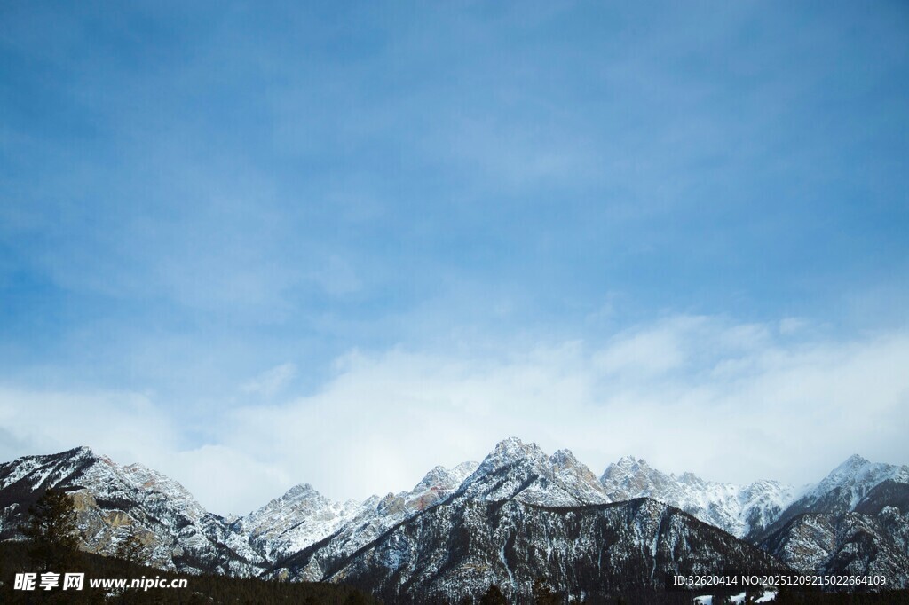 壮丽雪山蓝天美景