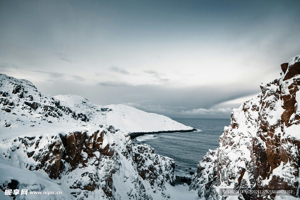 雪山与海的壮丽景致