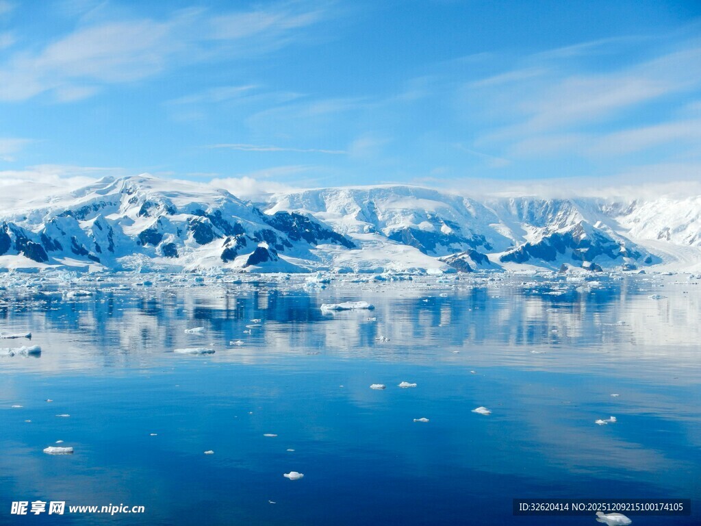 壮丽雪山下的静谧蓝色湖泊