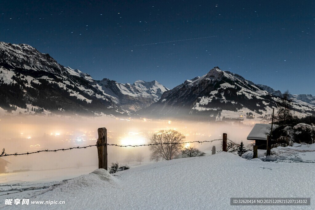 雪夜山间美景