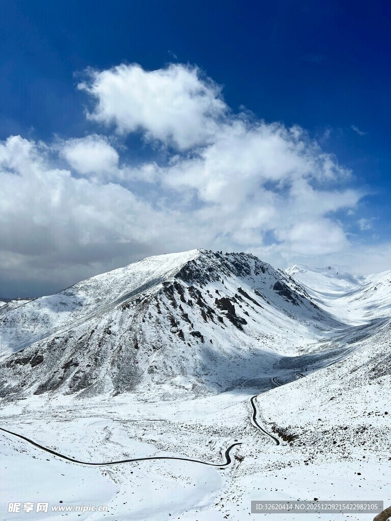雪山蓝天美景