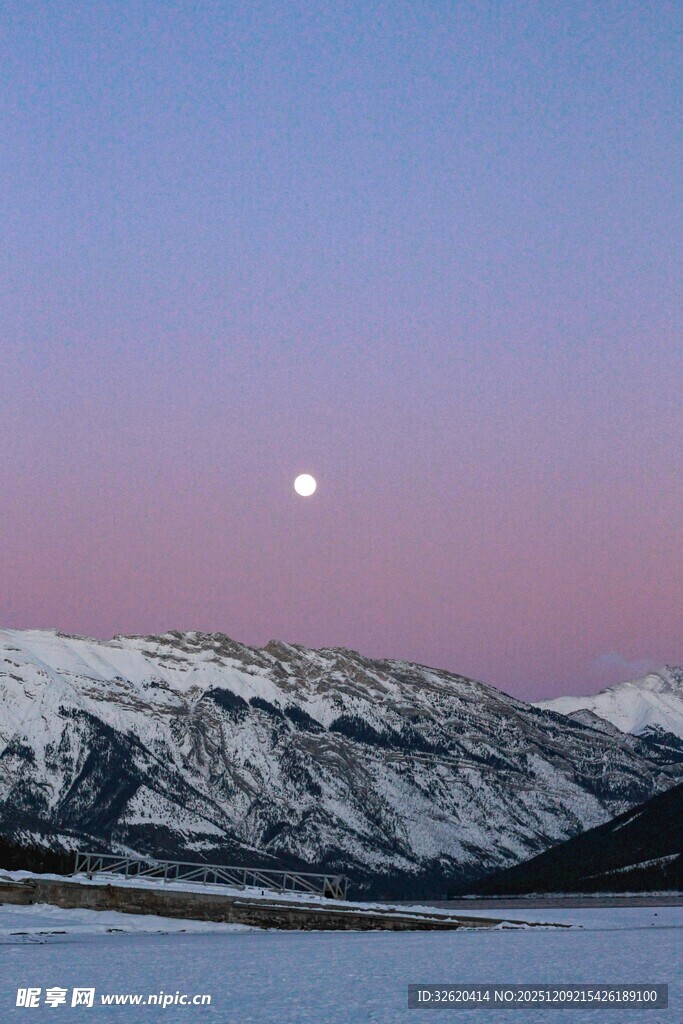 雪山月夜美景