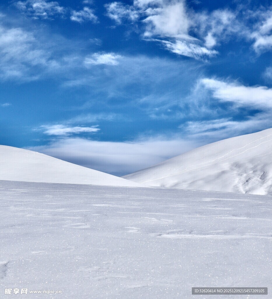 雪野蓝天的纯净自然景致