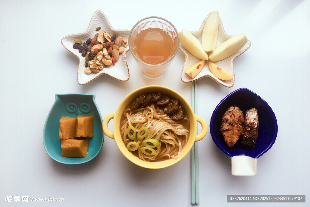 美味零食与饮品组合