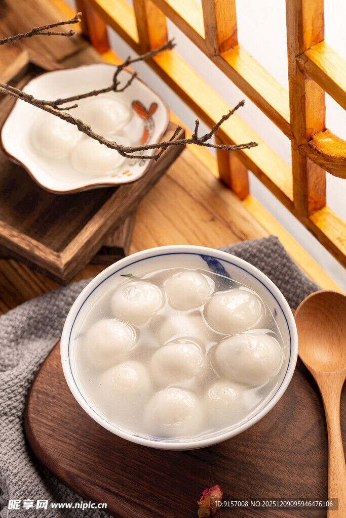 木桌上的美味汤圆