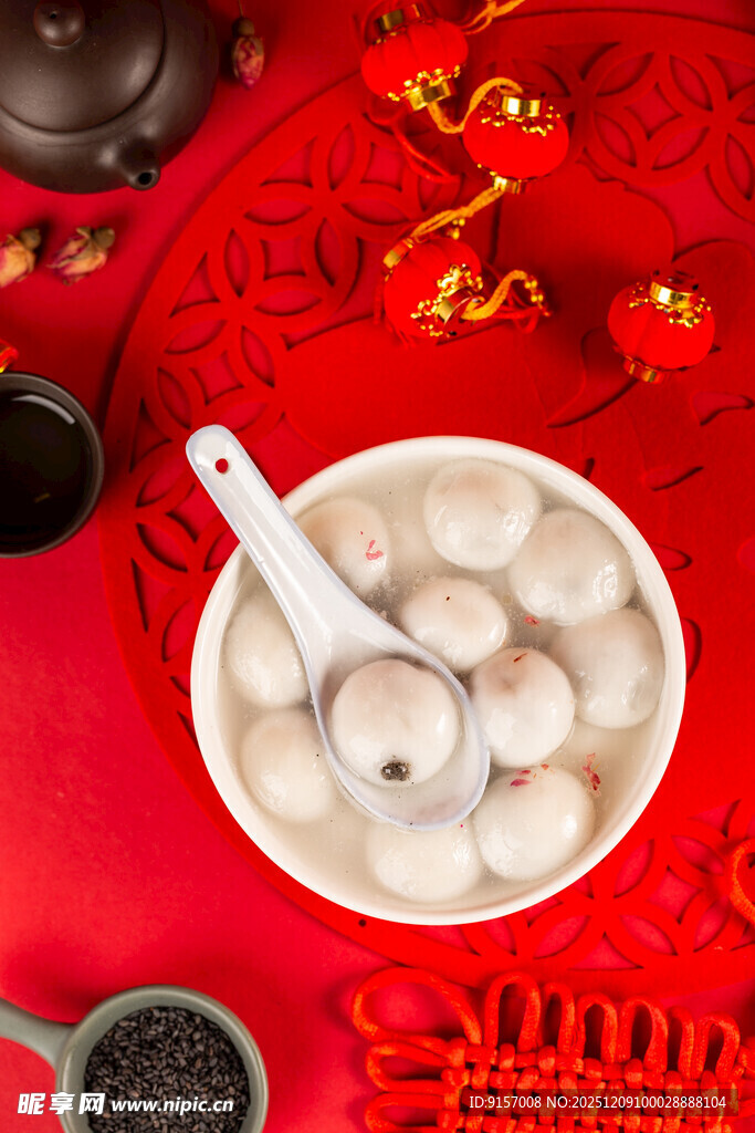 喜庆红桌布上的美味汤圆