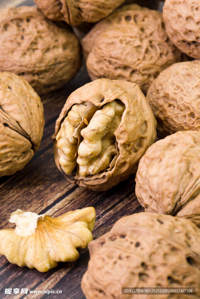 木桌上的美味核桃