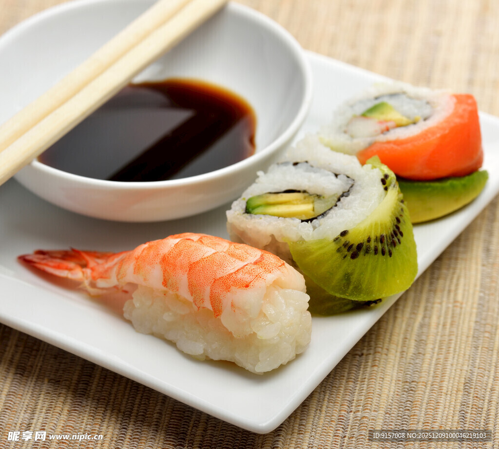 美味寿司配蘸料