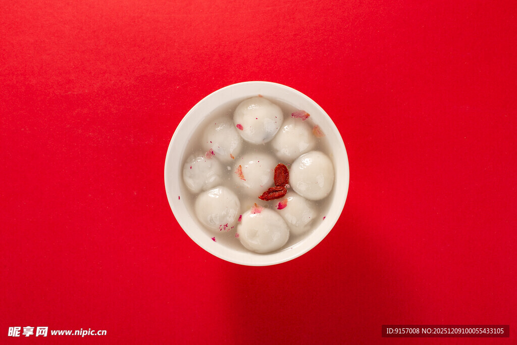 红底白碗中的汤圆